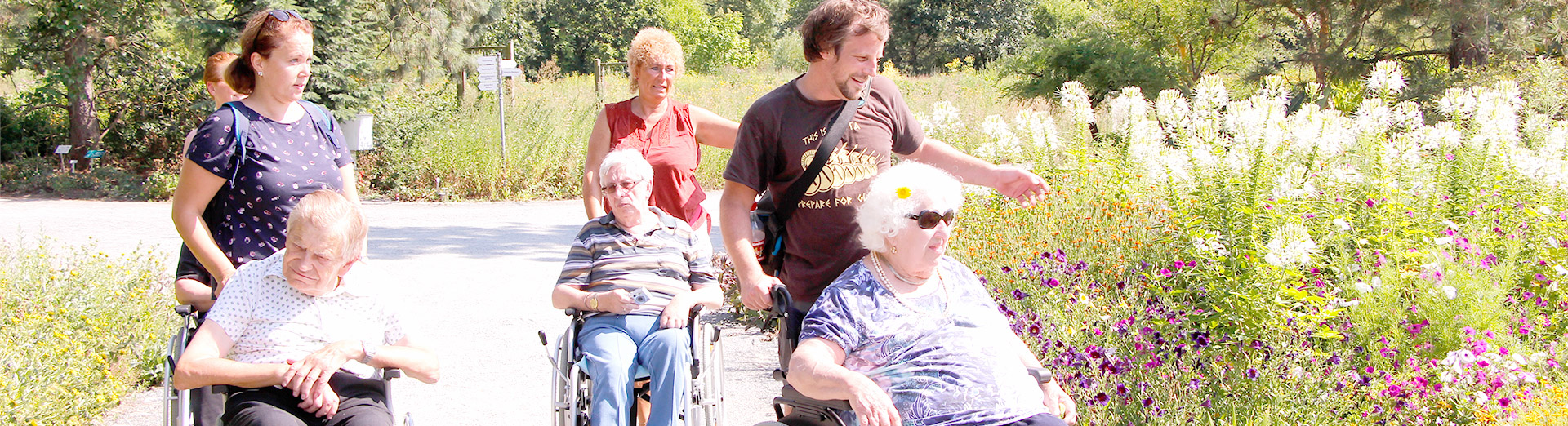 Bewohner des BRK-Altstadtparks bei einem Ausflug mit Pflegerinnen und Pflegern