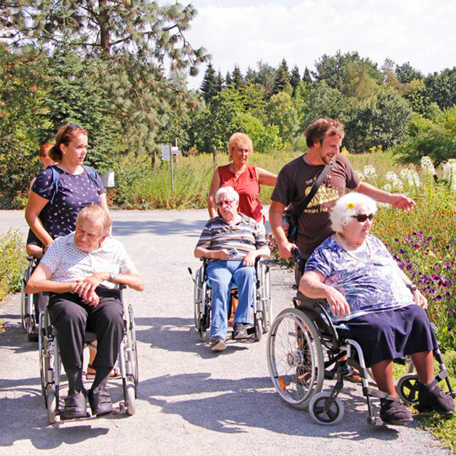 Bewohner des BRK-Altstadtparks bei einem Ausflug mit Pflegerinnen und Pflegern