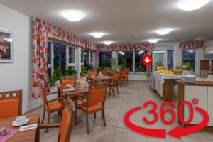 Das Bild zeigt den Speisesaal des BRK-Latstadtparks in Bayreuth. Ein Klick darauf führt zum 360-Grad-Rudngang durchs Haus.