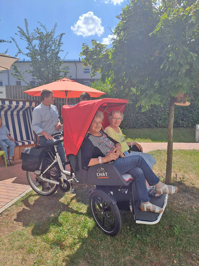 BRK-Fahrrad-Rikscha für BRK Senioreneinrichtung im Garten des BRK-Altstadtparks in Bayreuth in Betrieb genommen.