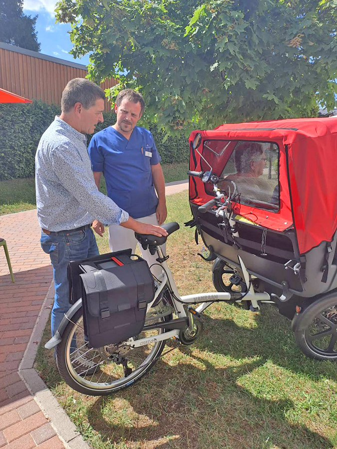 BRK-Fahrrad-Rikscha für BRK Senioreneinrichtung im Garten des BRK-Altstadtparks in Bayreuth in Betrieb genommen.