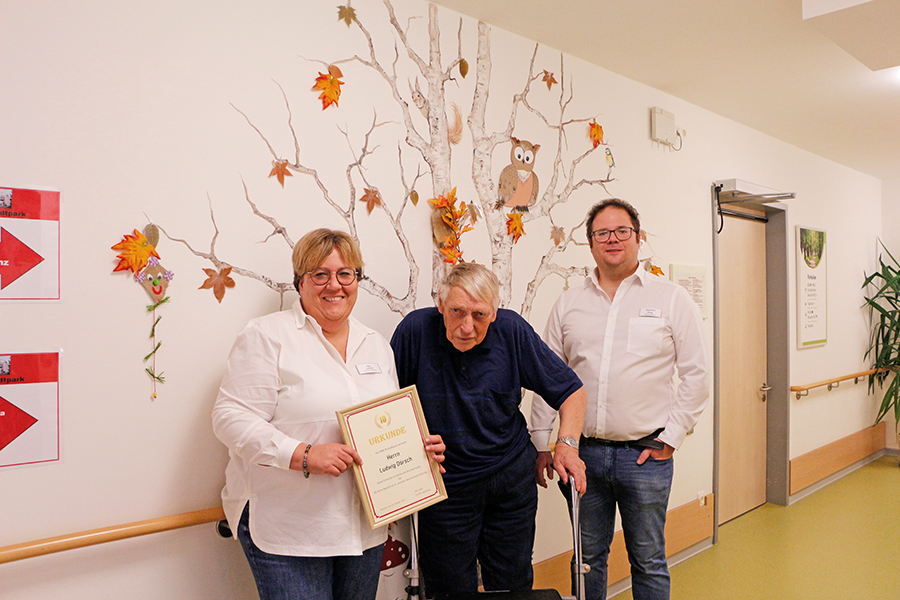 Heimleiterin Elke Lindner (l.) und Pflegedienstleiter Siegfried Krug (r.) mit Ludwig Dörsch, dem ersten Bewohner des BRK-Altstadtparks.