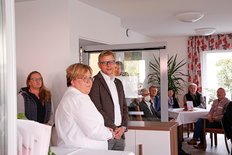 Heimleiterin des BRK-Altstadtparks Elke Lindner Markus Ruckdeschel (BRK-Kreisgeschäftsführer Bayreuth) beim Festakt "10 Jahre BRK-Altstadtpark".