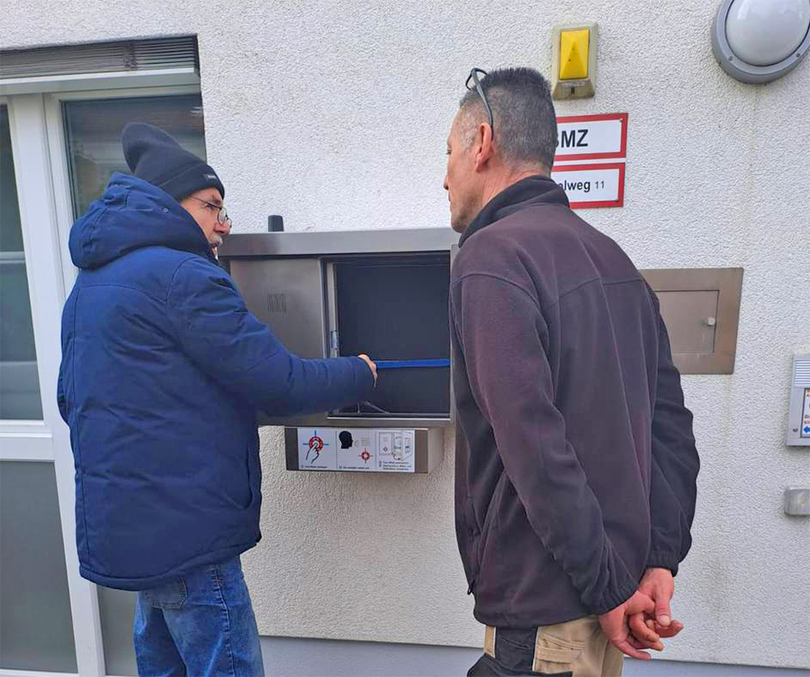 Installation der Notfallstation am BRK-Altstadtpark im Bayreuther Eichelweg.