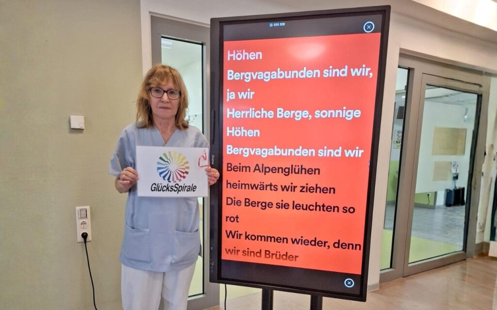 Innovative Gesundheitsspiegel im Einsatz im BRK-Altstadtpark: Interaktive Systeme fördern Bewegung, geistige Aktivität und Lebensfreude der Senioren beim BRK in Bayreuth.