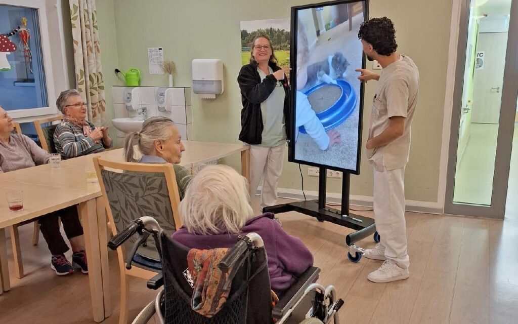 Innovative Gesundheitsspiegel im Einsatz im BRK-Altstadtpark: Interaktive Systeme fördern Bewegung, geistige Aktivität und Lebensfreude der Senioren beim BRK in Bayreuth.